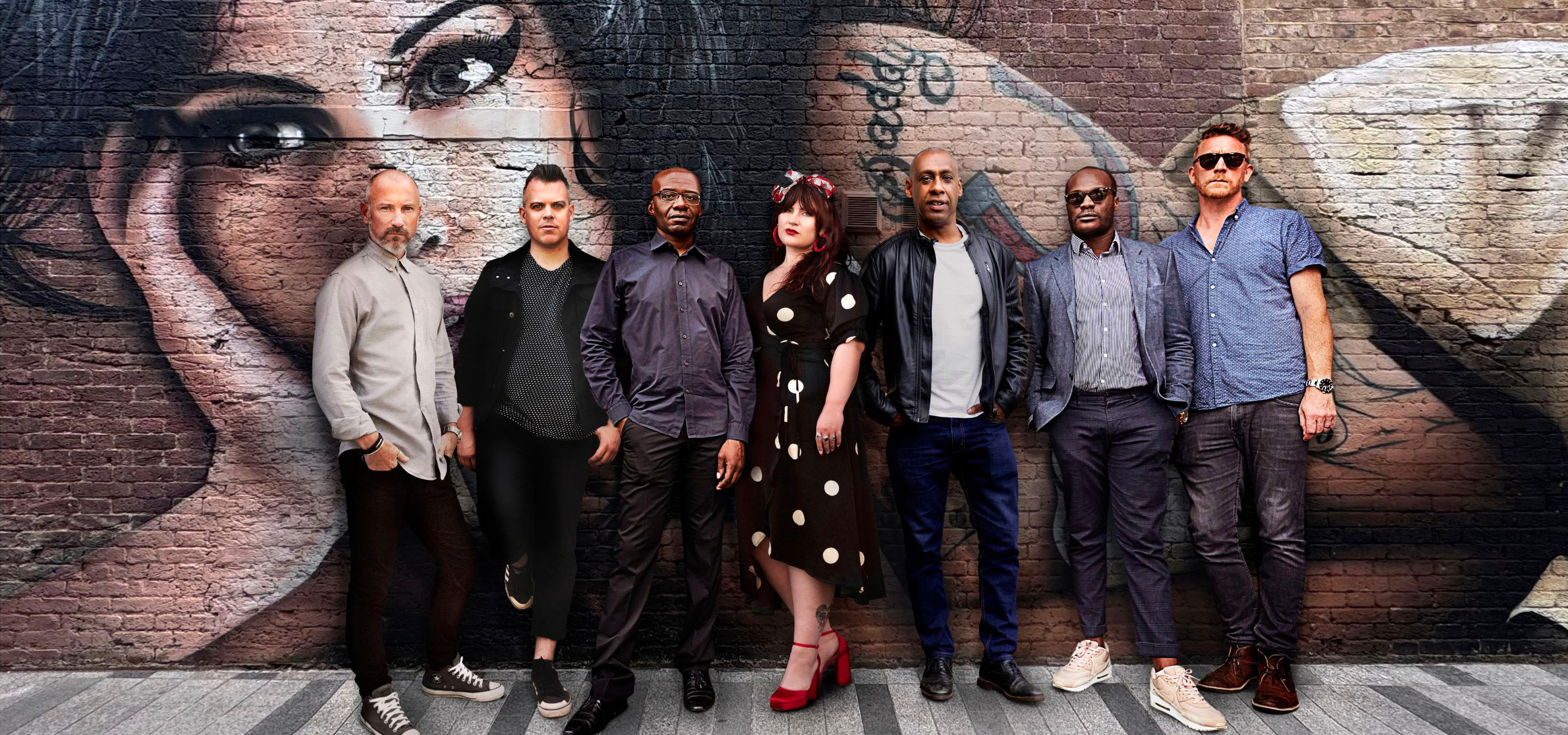 Amy_Winehouse_Band_au Colisee_Roubaix_pres_de_Lille.jpg