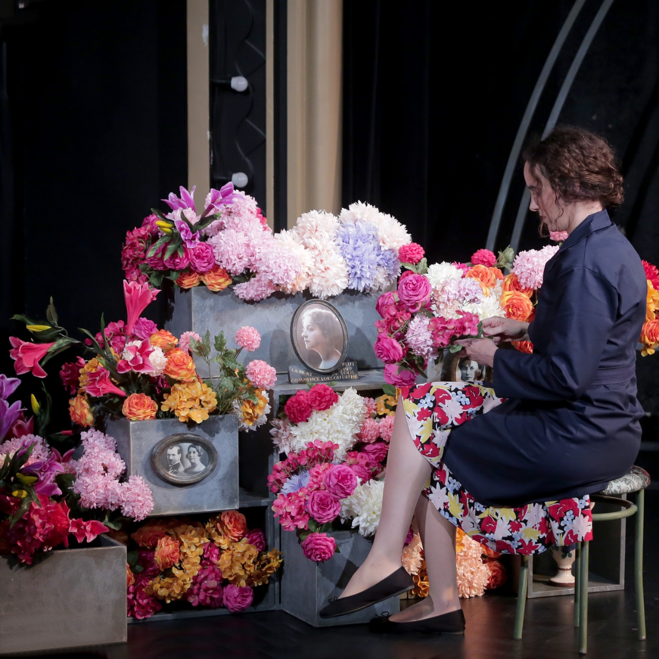 Changer l’eau des fleurs