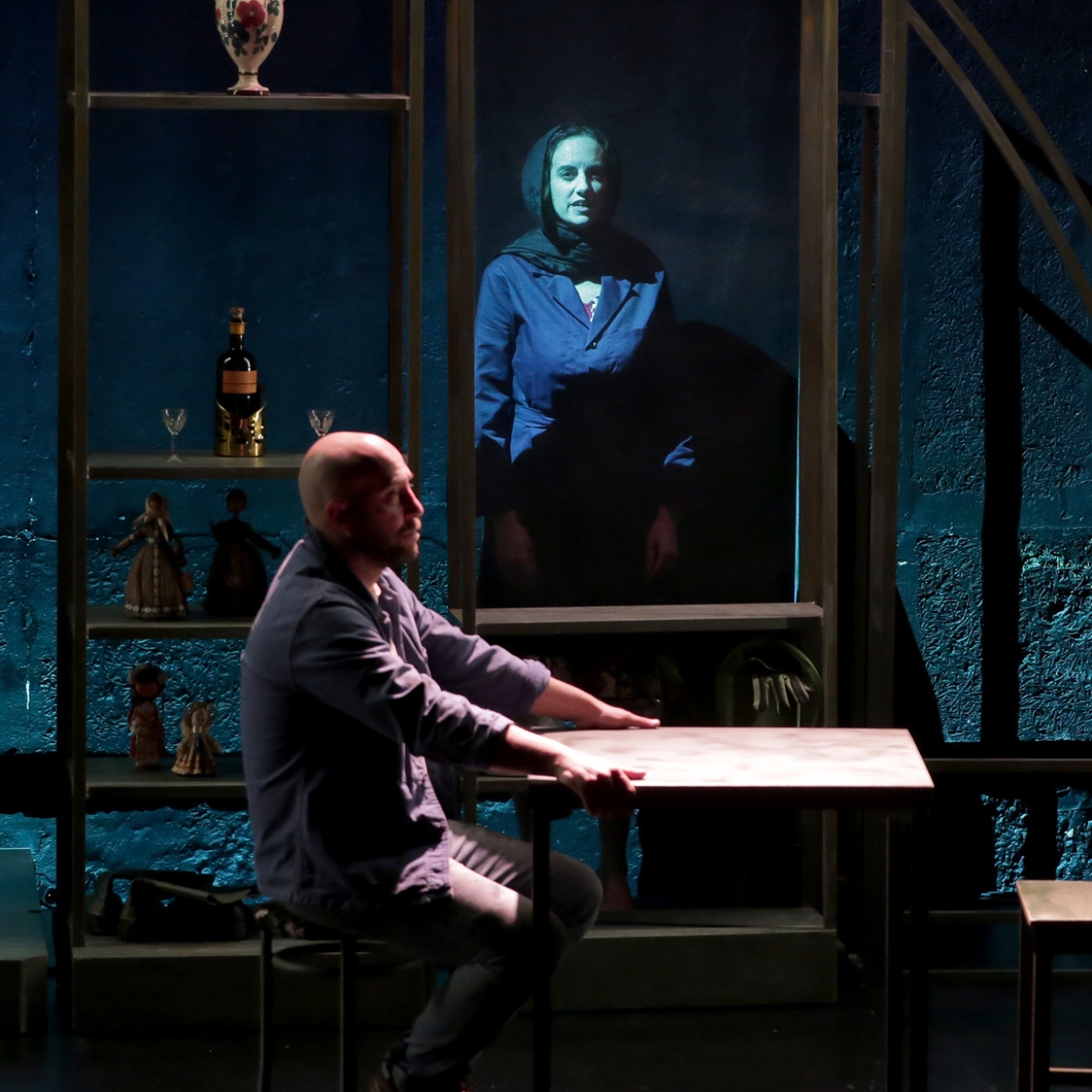 Changer l’eau des fleurs