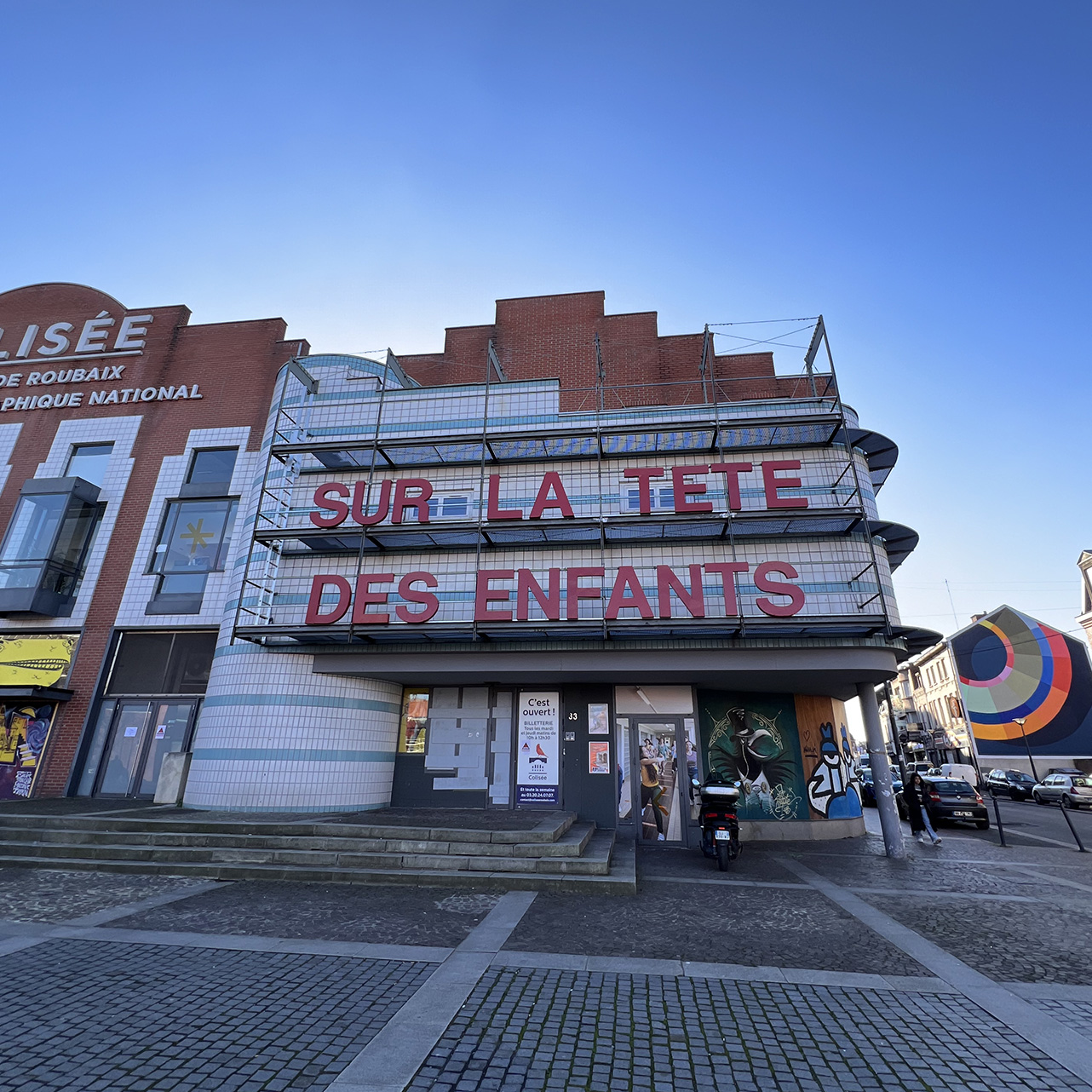 Le Colisée Roubaix Sur la tête des enfants. Lettres rouges.jpg