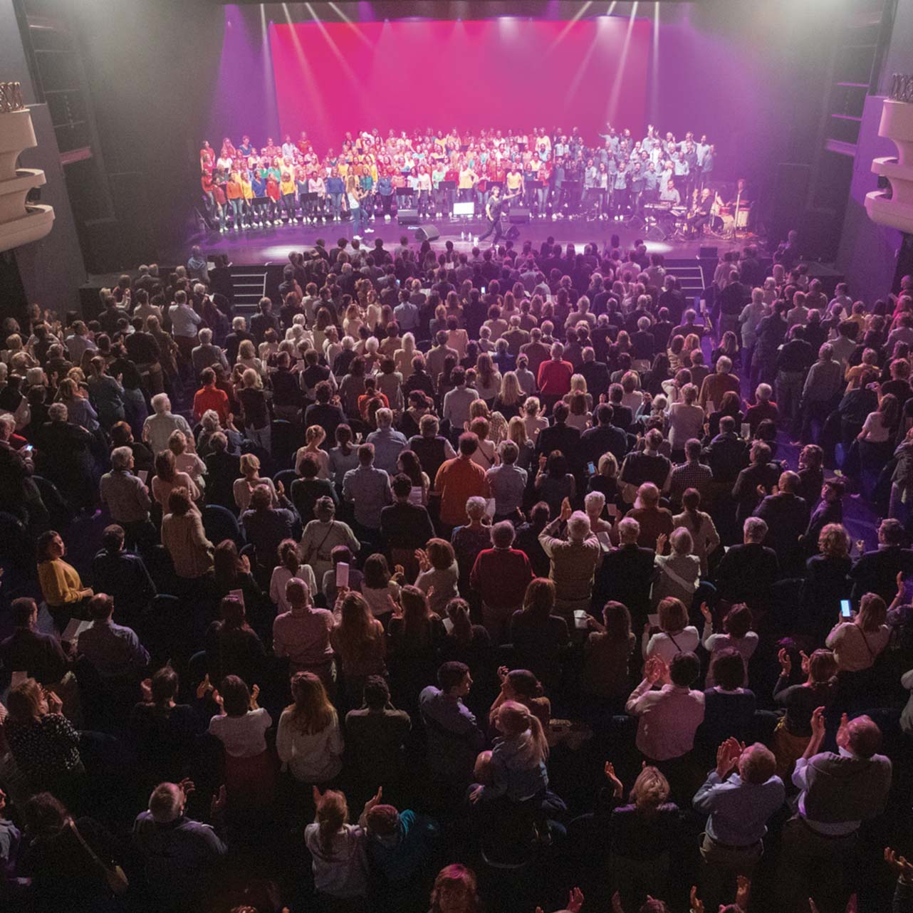 Salle debout a bout de souffle au Colisee.jpg