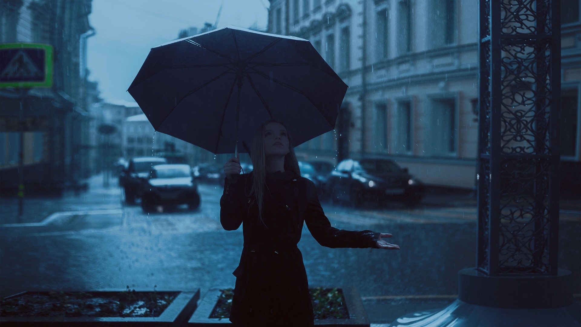 Femme tenant un parpluie sous la pluie de Lille