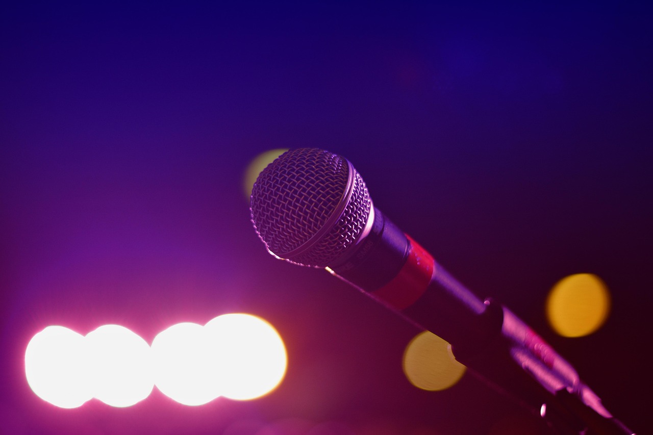 micro sur scène pour humoristes