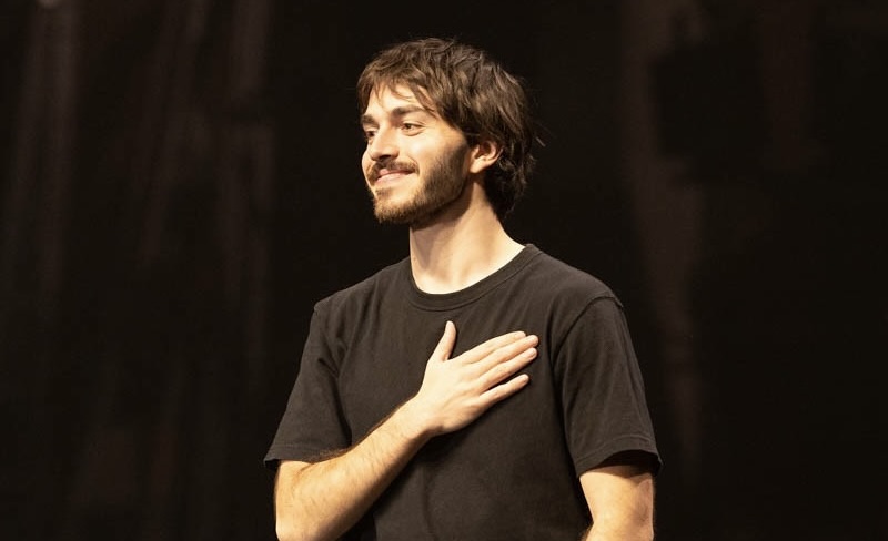 Panayotis Pascot enfant de télé devenu prodige du stand up français.jpeg