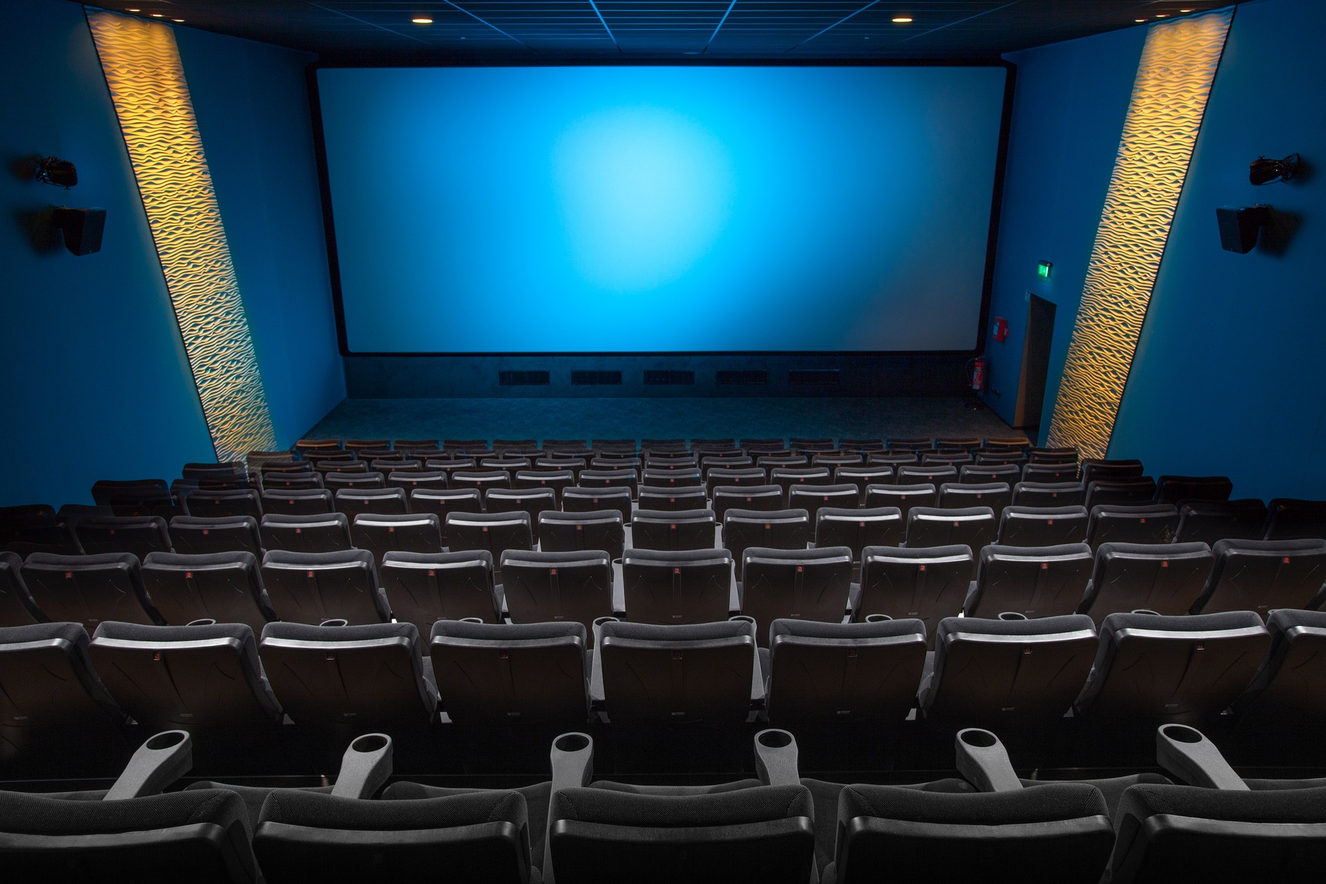 Salle de cinéma prête à accueillir le public venant s'abriter de la pluie